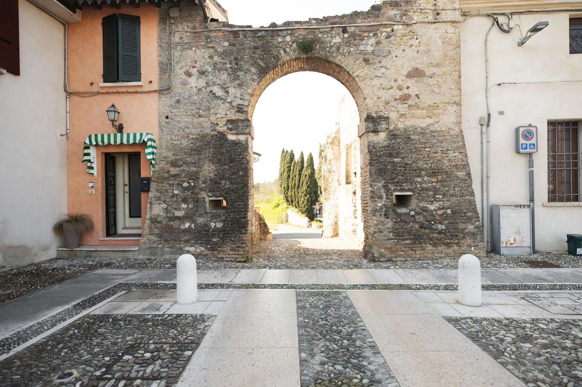 Relais La Rocca Solferino Bed & Breakfast Exterior photo