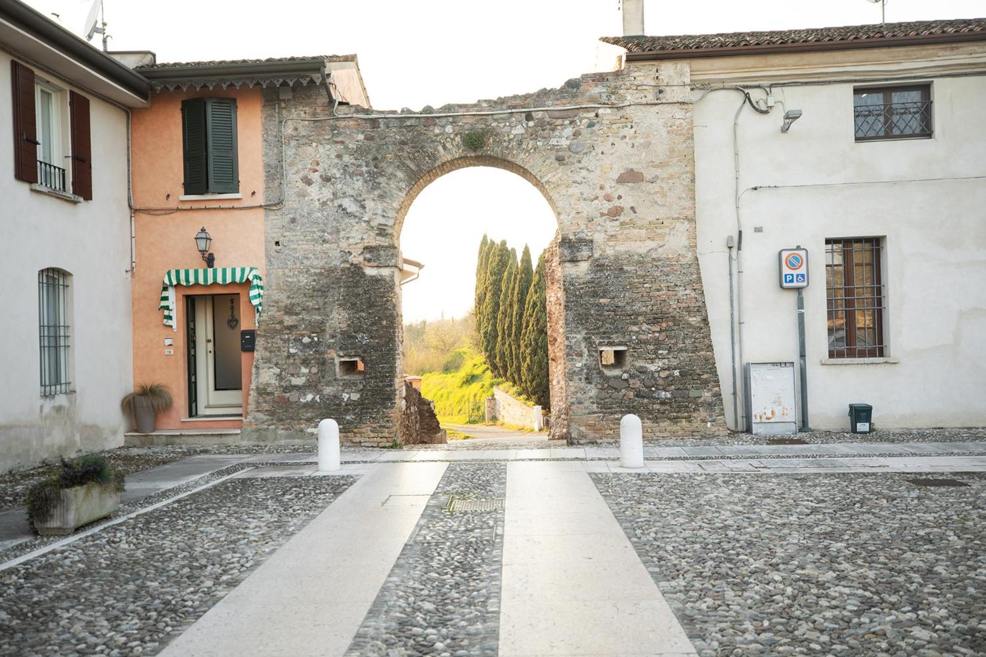 Relais La Rocca Solferino Bed & Breakfast Exterior photo
